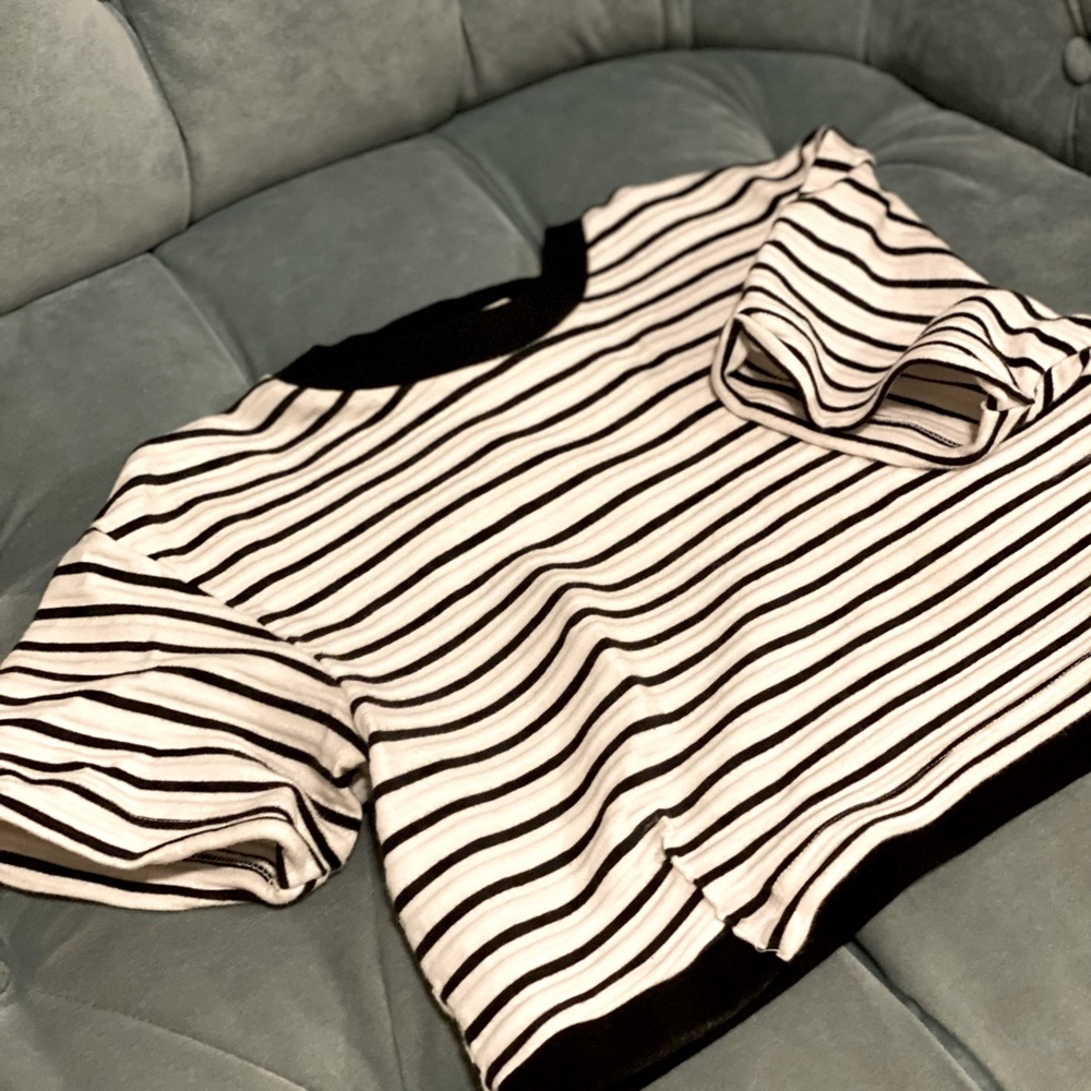 Black and white shirt sleeve crop